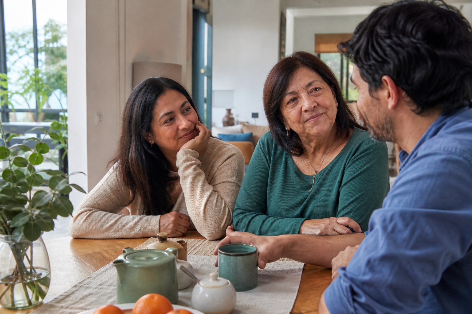 Familia adulta compartiendo una conversación en el hogar